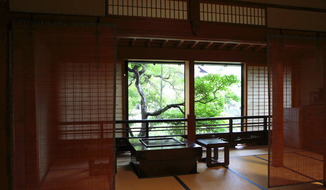 <strong>プロフェッショナルと巡る森～岐阜県の“ウェルネス・ツーリズム”</strong>  「八ツ三館」 の「招月楼」の部屋。明治38年以来変わらない、国の有形文化財だ