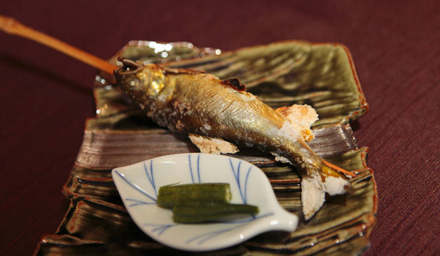 <strong>プロフェッショナルと巡る森～岐阜県の“ウェルネス・ツーリズム”</strong> 子持ちアユの塩焼き。飛騨古川でアユは、頭を左に、背を手前にして出される