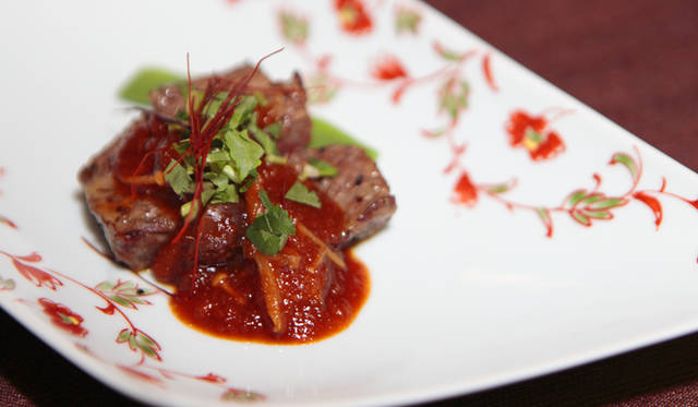 <strong>プロフェッショナルと巡る森～岐阜県の“ウェルネス・ツーリズム”</strong> 飛騨牛のステーキ