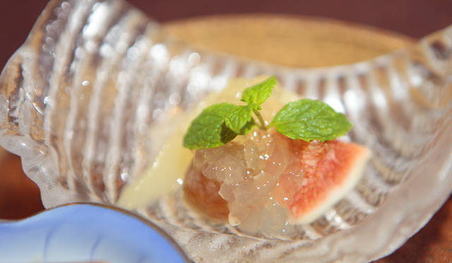 <strong>プロフェッショナルと巡る森～岐阜県の“ウェルネス・ツーリズム”</strong> イチジク、洋ナシのコンポート、巨峰にユズのゼリーをかけたデザート