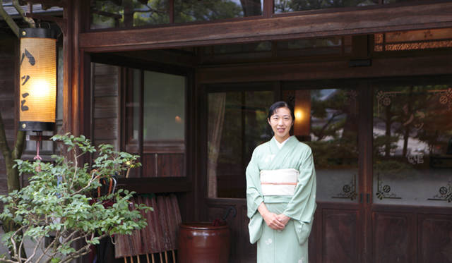 <strong>プロフェッショナルと巡る森～岐阜県の“ウェルネス・ツーリズム”</strong> 「八ツ三館」の若女将、池田理佳子さん