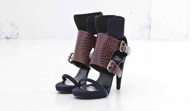 <strong>sacai｜サカイ</strong>　ブランド初のシューズコレクションが発売！　サンダル[H12cm] 8万6100円