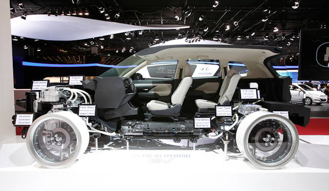 <br />三菱ブースのカットモデル