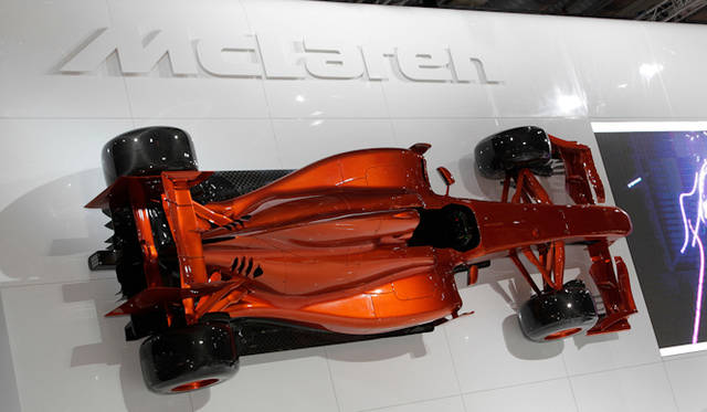 　<br />マクラーレンブースの壁に吊られたF1マシンのディスプレイ
