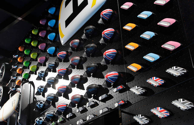 　<br />ブースの壁一面に、カラフルな「ミニ」のミラーやサイドスカットルがかざられる