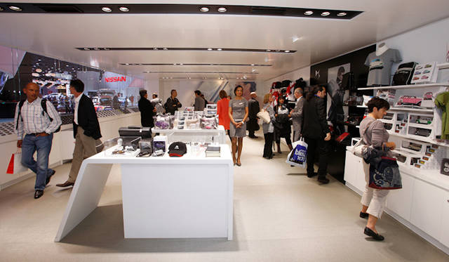 <br />シトロエンブースではシトロエングッズを出展　2CVのミニカーも見える