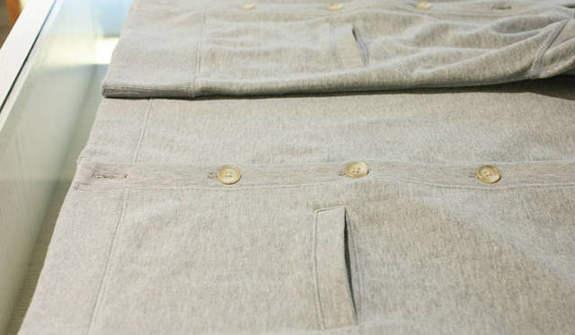 <strong>LOOPWHEELER｜ループウィラー</strong> 写真上がファーストサンプル、下が2回目のサンプル。特に裾リブの幅が短くなっている