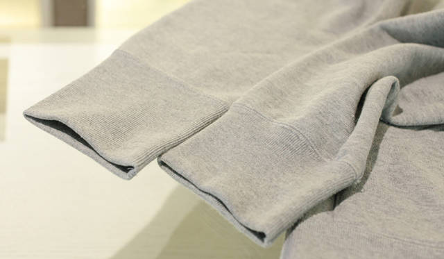 <strong>LOOPWHEELER｜ループウィラー</strong> ファーストサンプル（左）と袖リブの比較。若干短くなっている