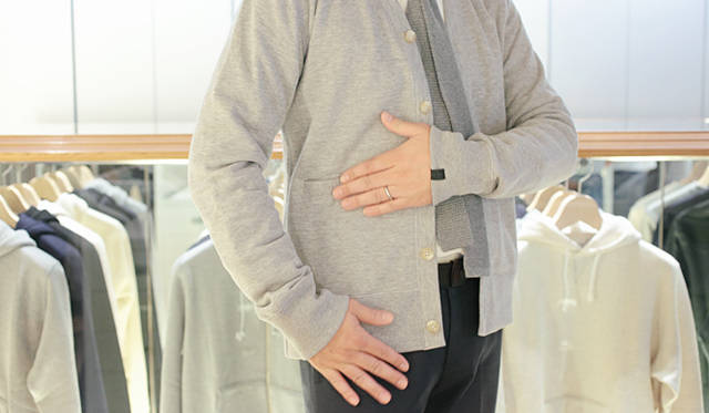 <strong>LOOPWHEELER｜ループウィラー</strong> ファーストサンプル。本文内で松本が説明しているように、ポケットと裾リブの間の「余白」がやや広く見える