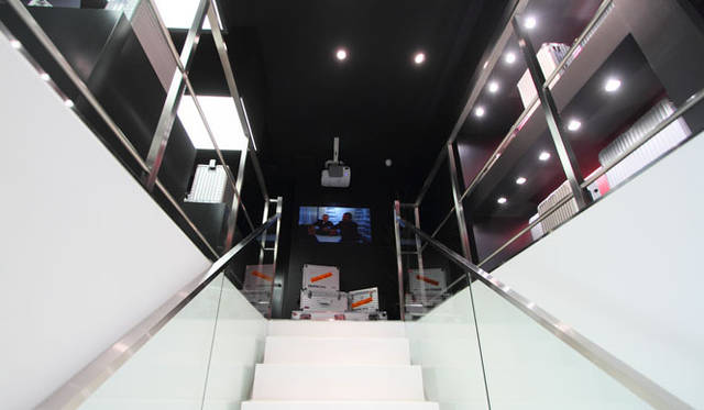 <strong>RIMOWA｜リモワ</strong>　「RIMOWA 福岡店」1階から2階を望む