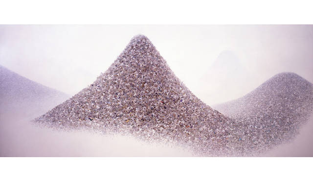 <strong>ART｜「会田誠展：天才でごめんなさい」</strong>　会田誠「灰色の山」（2009-11年）アクリル絵具、キャンバス　300×700 cm　タグチ・アートコレクション蔵　制作協力：渡辺 篤　Courtesy: Mizuma Art Gallery