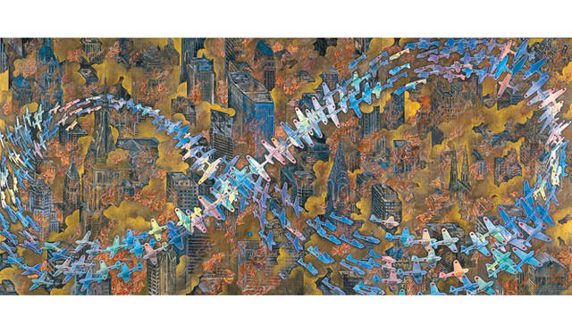 <strong>ART｜「会田誠展：天才でごめんなさい」</strong>　会田誠《「紐育空爆之（にゅうようくくうばくのず）」（戦争画RETURNS） 》（1996年）六曲一隻屏風／日本経済新聞、ホログラムペーパーにプリントアウトしたCGを白黒コピー、チャコールペン、水彩絵具、アクリル絵具、油性マーカー、修正液、鉛筆、襖、蝶番、その他　169×378 cm　零戦CG制作：松橋睦生　高橋コレクション蔵、東京　