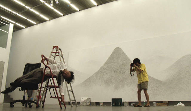 <strong>ART｜「会田誠展：天才でごめんなさい」</strong>　長年ドキュメンタリーを主戦場としてきた監督・渡辺正悟が撮影　© ザ・ファクトリー