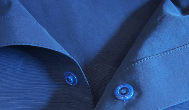 <strong>*A Vontade｜ア ボンタージ</strong> 軽量化のため、ボタンにはすべて同色のポリエステル製スナップボタンを使用