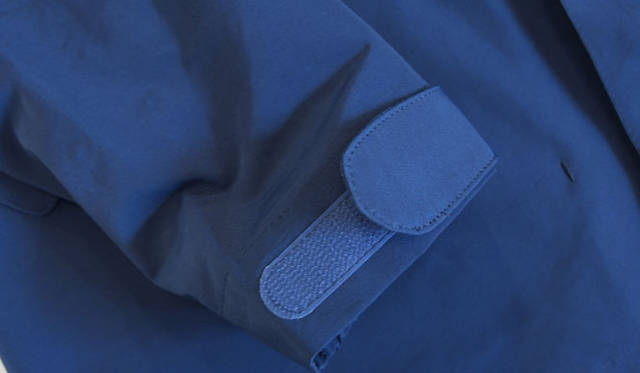 <strong>*A Vontade｜ア ボンタージ</strong> 袖口のアジャスターにはマジックテープを採用