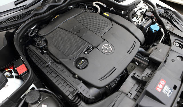 <strong>Mecedes-Benz CLS 350 BliueEFFICIENCY Shooting Brake｜<br />メルセデス・ベンツ CLS 350 ブルーエフィシェンシー シューティイングブレーク</strong><br /><br />このモデルの3,498ccV型6気筒エンジンは最高出力225kW（306ps）/6,500rpm、最大トルク370Nm/3,500-5,250rpmというスペックで、0-100km/h加速を6.7秒でこなす 燃費は7.3ℓ/100km、CO2排出量は169g/kmだ