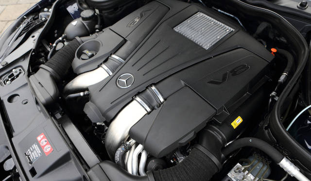 <strong>Mecedes-Benz CLS 500 BliueEFFICIENCY Shooting Brake｜<br />メルセデス・ベンツ CLS 500 ブルーエフィシェンシー シューティイングブレーク</strong><br /><br />このモデルの4,633ccV型8気筒エンジンは最高出力300kW（408ps）/5,000rpm、最大トルク600Nm/1,600-4,750rpmというスペックで、0-100km/h加速を5.3秒でこなす 燃費は9.2ℓ/100km、CO2排出量は214g/km 4輪駆動モデルの場合は燃費9.8ℓ/100km、CO2排出量229g/kmとなる