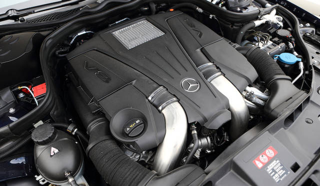 <strong>Mecedes-Benz CLS 500 BliueEFFICIENCY Shooting Brake｜<br />メルセデス・ベンツ CLS 500 ブルーエフィシェンシー シューティイングブレーク</strong><br /><br />このモデルの4,633ccV型8気筒エンジンは最高出力300kW（408ps）/5,000rpm、最大トルク600Nm/1,600-4,750rpmというスペックで、0-100km/h加速を5.3秒でこなす 燃費は9.2ℓ/100km、CO2排出量は214g/km 4輪駆動モデルの場合は燃費9.8ℓ/100km、CO2排出量229g/kmとなる