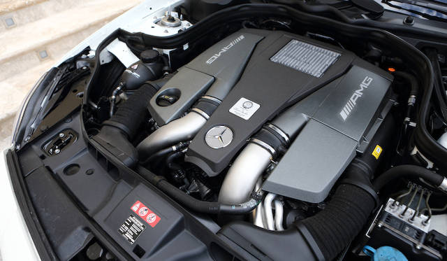<strong>Mecedes-Benz CLS 63 AMG Shooting Brake｜メルセデス・ベンツ CLS 63 AMG シューティイングブレーク</strong><br /><br />このモデルの5,461ccV型8気筒エンジンは最高出力386kW（525ps）/5,250-5,750rpm、最大トルク700Nm/1,750-5,250rpmというスペックで、0-100km/h加速を4.4秒でこなす 燃費は10.1ℓ/100km、CO2排出量は235g/kmだ