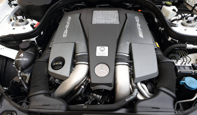 <strong>Mecedes-Benz CLS 63 AMG Shooting Brake｜メルセデス・ベンツ CLS 63 AMG シューティイングブレーク</strong><br /><br />このモデルの5,461ccV型8気筒エンジンは最高出力386kW（525ps）/5,250-5,750rpm、最大トルク700Nm/1,750-5,250rpmというスペックで、0-100km/h加速を4.4秒でこなす 燃費は10.1ℓ/100km、CO2排出量は235g/kmだ