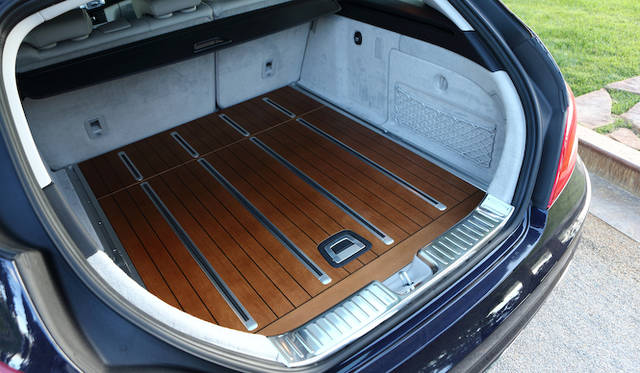 <strong>Mecedes-Benz CLS Shooting Brake｜メルセデス・ベンツ CLS シューティイングブレーク</strong>アメリカンチェリーにスモークドオークのストライプというウッドパネルのラゲッジルーム