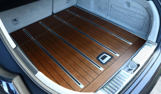 <strong>Mecedes-Benz CLS Shooting Brake｜メルセデス・ベンツ CLS シューティイングブレーク</strong>アメリカンチェリーにスモークドオークのストライプというウッドパネルのラゲッジルーム