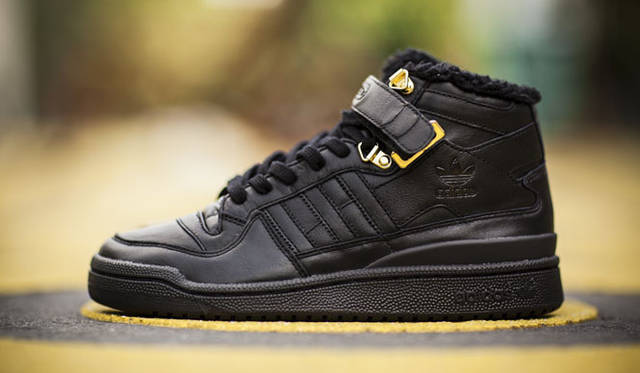 　adidas Originals for snidel<br>問い合わせ<br />アディダスグループお客様窓口<br />0120-810-654（土日祝除く、9:30～18:00）<br />snidelルミネ新宿2店　Tel. 03-3345-5357