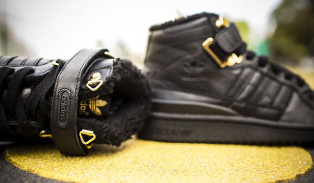 　adidas Originals for snidel<br>問い合わせ<br />アディダスグループお客様窓口<br />0120-810-654（土日祝除く、9:30～18:00）<br />snidelルミネ新宿2店　Tel. 03-3345-5357