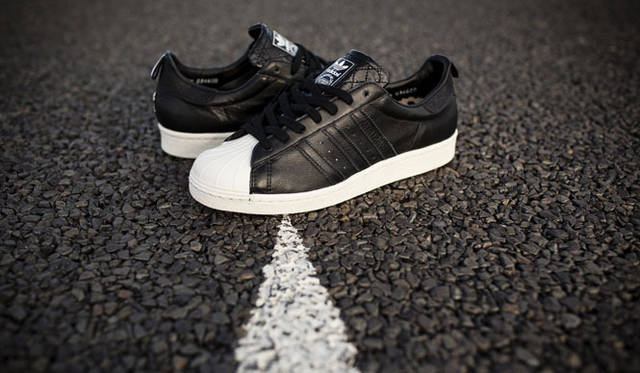 　adidas Originals for VANQUISH　SS80s 1万5750円<br>問い合わせ<br />アディダスグループお客様窓口<br />0120-810-654（土日祝除く、9:30～18:00）<br />VANQUISH（せーの）Tel. 03-5734-1414