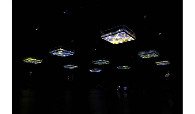 坂本龍一＋高谷史郎《LIFE - fluid, invisible, inaudible…》　2007年　YCAM委嘱作品　Photo：丸尾隆一（YCAM）　写真提供：山口情報芸術センター [YCAM]　【参考図版】