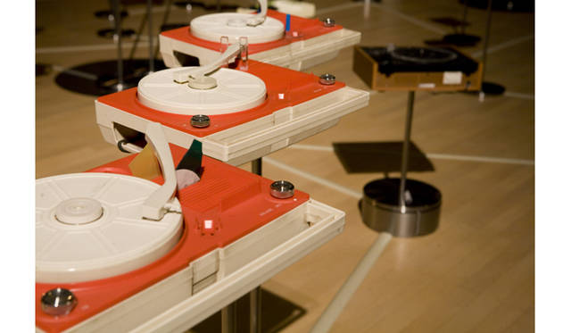 大友良英＋青山泰知《without records》 2008年　写真提供：山口情報芸術センター［YCAM］　撮影：丸尾隆一（YCAM） 【参考図版】