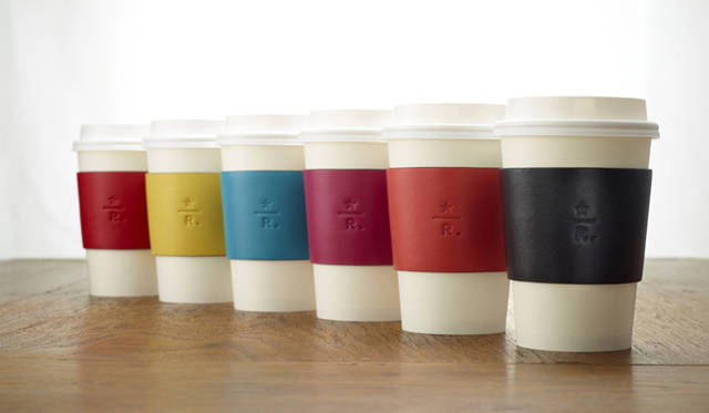 <strong>LOEWE x STARBUCKS RESERVE®</strong>　震災支援のため、ロエベとスタバが強力タッグ！　数量限定、ロエベレザーのスリーブが登場