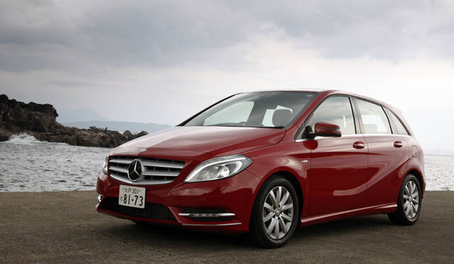 <strong>Mercedes-Benz B180 BlueEFFICIENCY｜メルセデス・ベンツ B180 ブルーエフィシェンシー</strong><br />65mm低くなった全高にくわえ、力強いホイールアーチの膨らみによりワイド&ローなスタイリングを強調する新型Bクラスのエクステリアデザイン