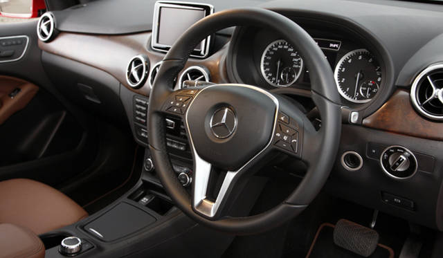 <strong>Mercedes-Benz B180 BlueEFFICIENCY｜メルセデス・ベンツ B180 ブルーエフィシェンシー</strong><br />SLS AMGの流れをくむ丸型のエアアウトレットが特徴的なインテリア