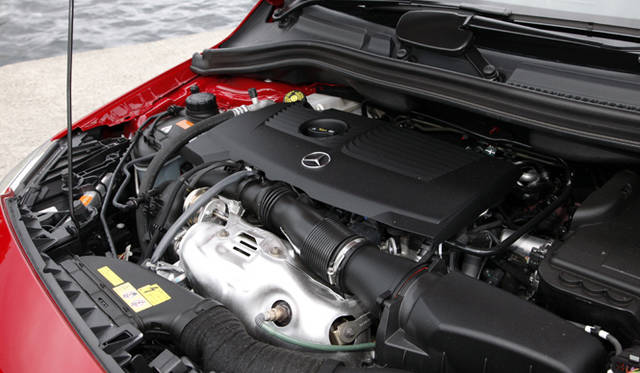 <strong>Mercedes-Benz B180 BlueEFFICIENCY｜メルセデス・ベンツ B180 ブルーエフィシェンシー</strong><br  />新開発1.6リッター直列4気筒直噴ターボエンジンを搭載する新型Bクラス。ECOスタートストップ機能（アイドリングストップ機能）を採用し、JC08モードでの燃費は16.0km/ℓと従来モデル比約19%の燃費向上がはかられた
