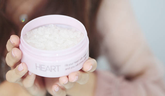 　ジェシカさんとChicoさんの、ローズの香りへのこだわりが詰まっているバスソルト「HEART」。大粒の塩はまるでダイヤモンドの原石