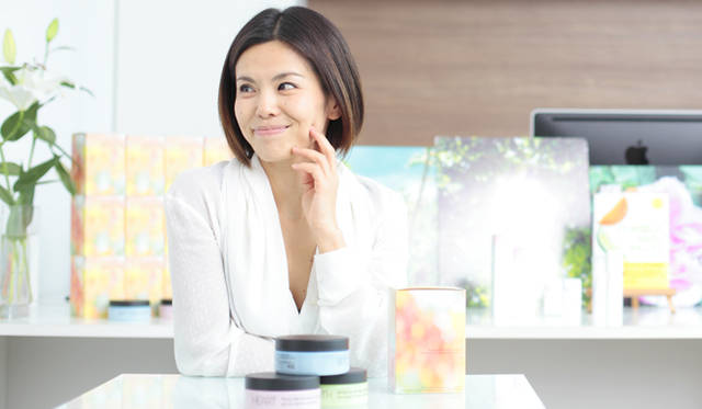 　「 ピンクのシルクガウンを羽織るというのが、私のなかではすごくジェシカさんを象徴するものでした」