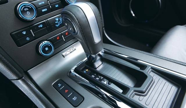 <strong>Ford Mustang│フォード・マスタング</strong><br />シフトチェンジスイッチは、シフトノブに取り付けられている。