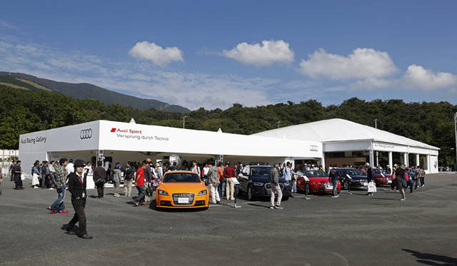 Audi Racing Club House（奥）とAudi Racing Gallery（手前）　アウディのゲスト向け施設ではさまざまなイベントが催され　ゲームなども楽しめた