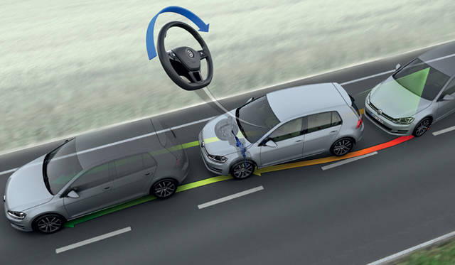 <strong>Volkswagen Golf｜フォルクスワーゲン ゴルフ</strong>　<br />車線逸脱をふせぐ「レーンアシスト」
