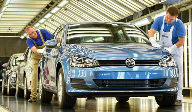 <strong>Volkswagen Golf｜フォルクスワーゲン ゴルフ</strong>　塗装の最終仕上げ