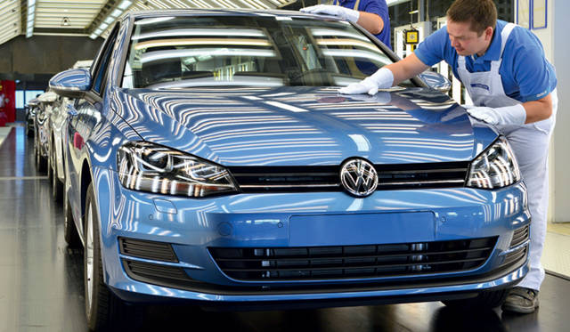 <strong>Volkswagen Golf｜フォルクスワーゲン ゴルフ</strong>　塗装の最終仕上げ