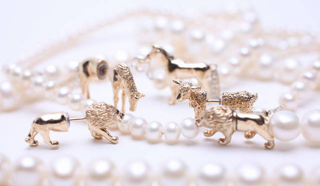 <strong>PASS THE BATON｜パスザバトン</strong>　「パスザバトン阪急うめだ店」　「PASS THE BATON×simmon」ピアス（片耳用1個1万5750円～、ネックレス3万1500円、ブレスレット2万4150円