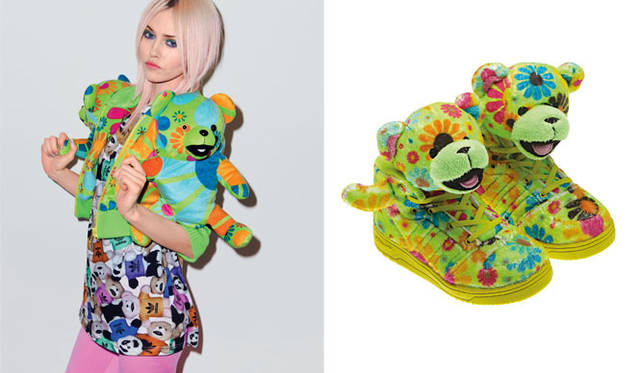 　「adidas Originals by Jeremy Scott」2012-13年秋冬コレクション　左／フーデッドパーカ5万2500円、右／スニーカー(キッズ)9450円