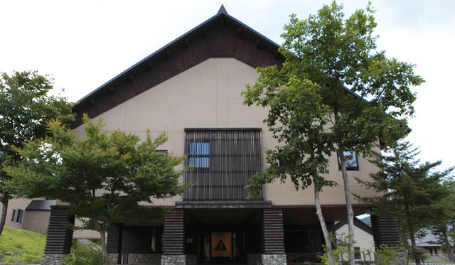  合掌造りの家屋をイメージした、「トヨタ白川郷自然學校」の外観