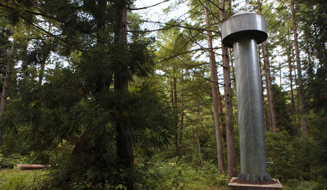  アースチューブという煙突状のもの。冷気を施設内に取り入れ、冷房の負荷を減らすために設置された