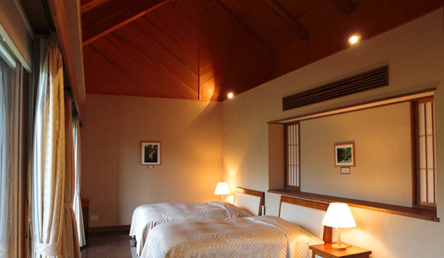  広々とした洋室ツインルーム。この部屋は2名利用で1名1万4200円～となる