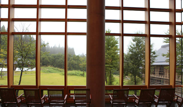  取材日はあいにく雨だったが、ロビーからの見晴しは最高だ