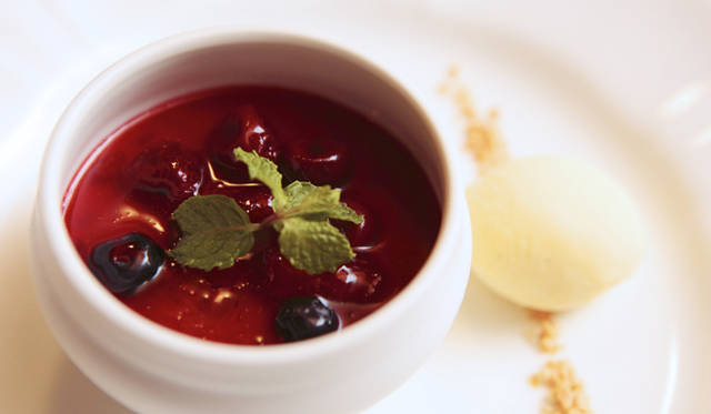  自然の食材を生かしたフレンチを提供。写真はハーフコースのデザート「パンナコッタ ベリーとチェリーのソース」