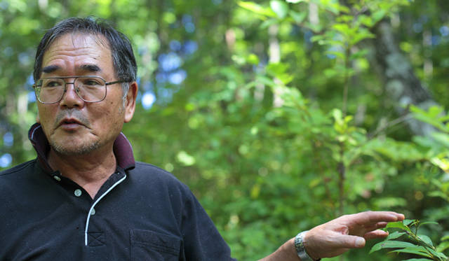  「正ヴィレッジ株式会社」の北川賢次さん。森を案内し、樹木の説明をしてくれた